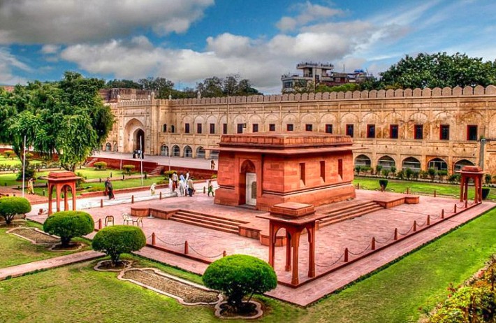 iqbal tomb